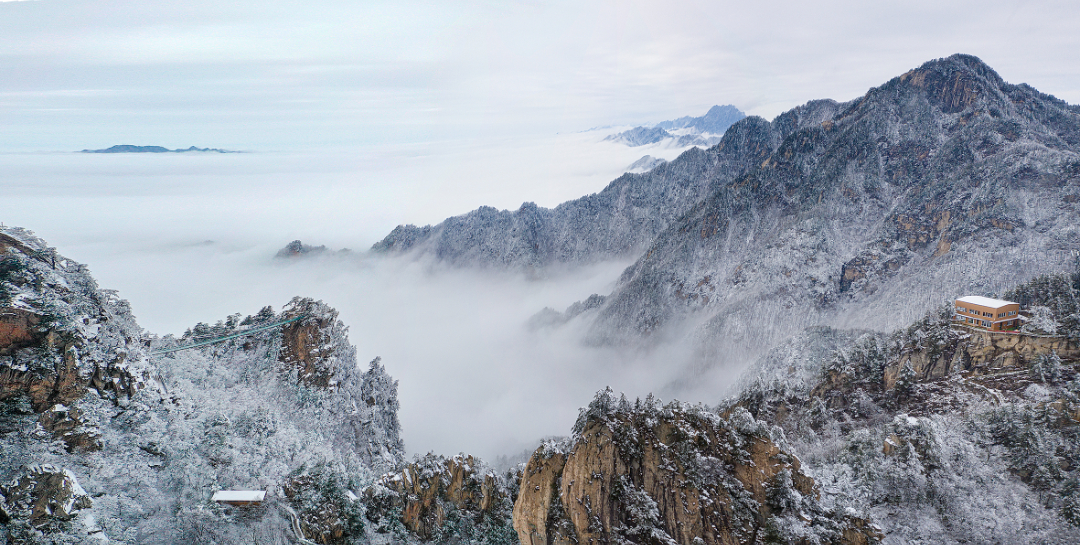 27、南阳市-西峡县-老界岭景区-雾中雪山.jpg